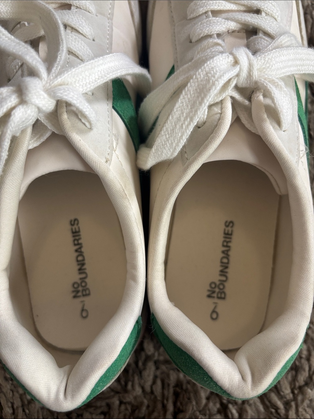 No Boundaries White and Green Low-Top Sneakers - Picture 3 of 10